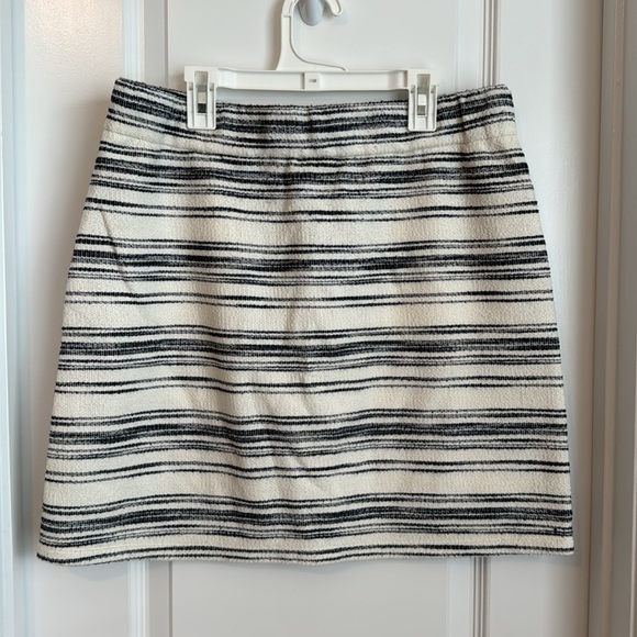 Loft Skirt with Pockets - Picture 3 of 4